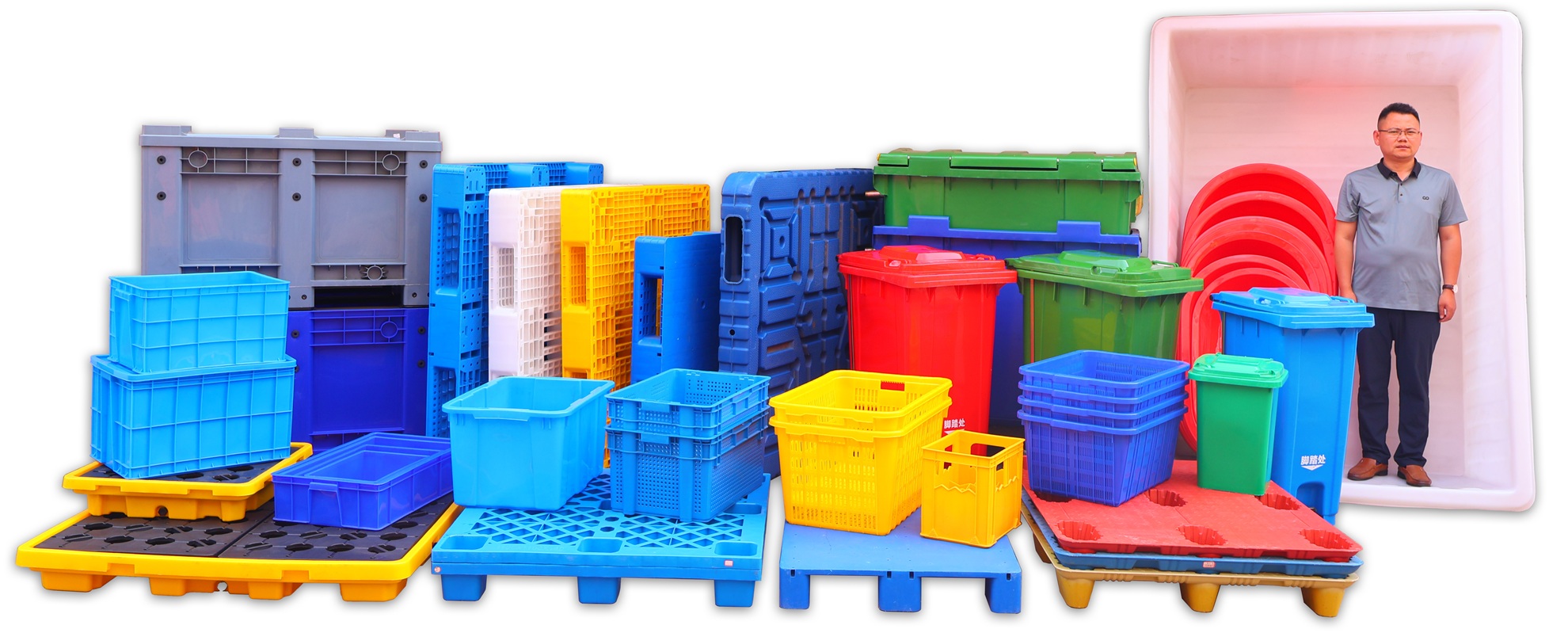 Automated line loading plastic pallets at the factory