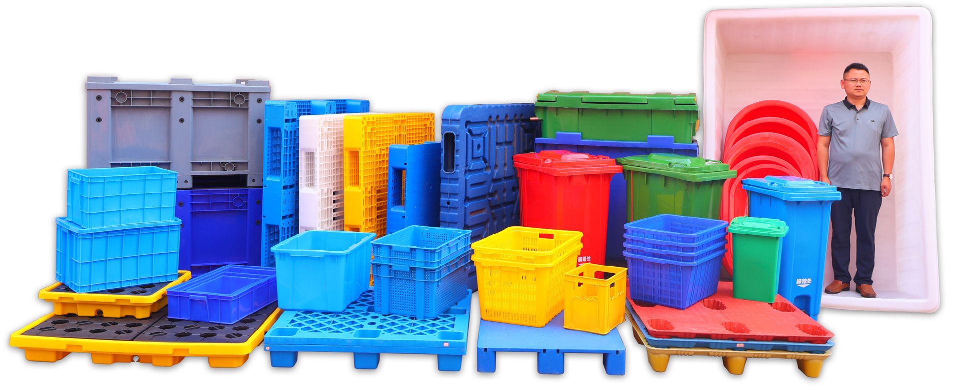 Automated line loading plastic pallets at the factory