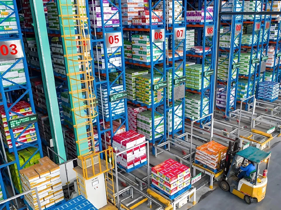 Plastic pallet selection for warehouse and logistics applications